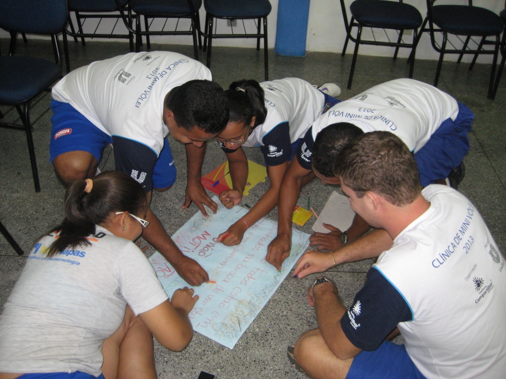 Participantes da clínica realizam atividades de valores.