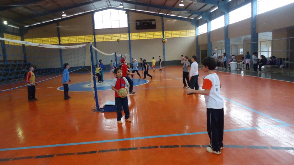 Alunos têm a oportunidade de aprender voleibol fora do contexto de aula e divertem-se durante o Festival de Mini Vôlei.