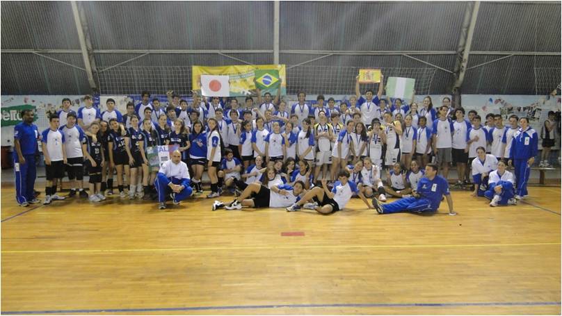 Descontraídos e em clima festivo, alunos e professores posam para a foto final do evento.