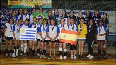 Equipes femininas exibem as bandeiras dos países no momento da premiação.