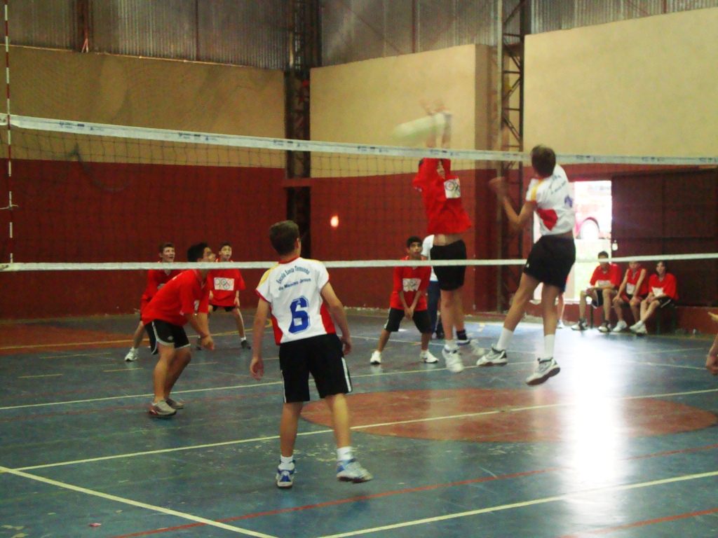 Meninos do Colégio Estadual Visconde de Guarapuava participam de jogos de voleibol organizados no ano passado.