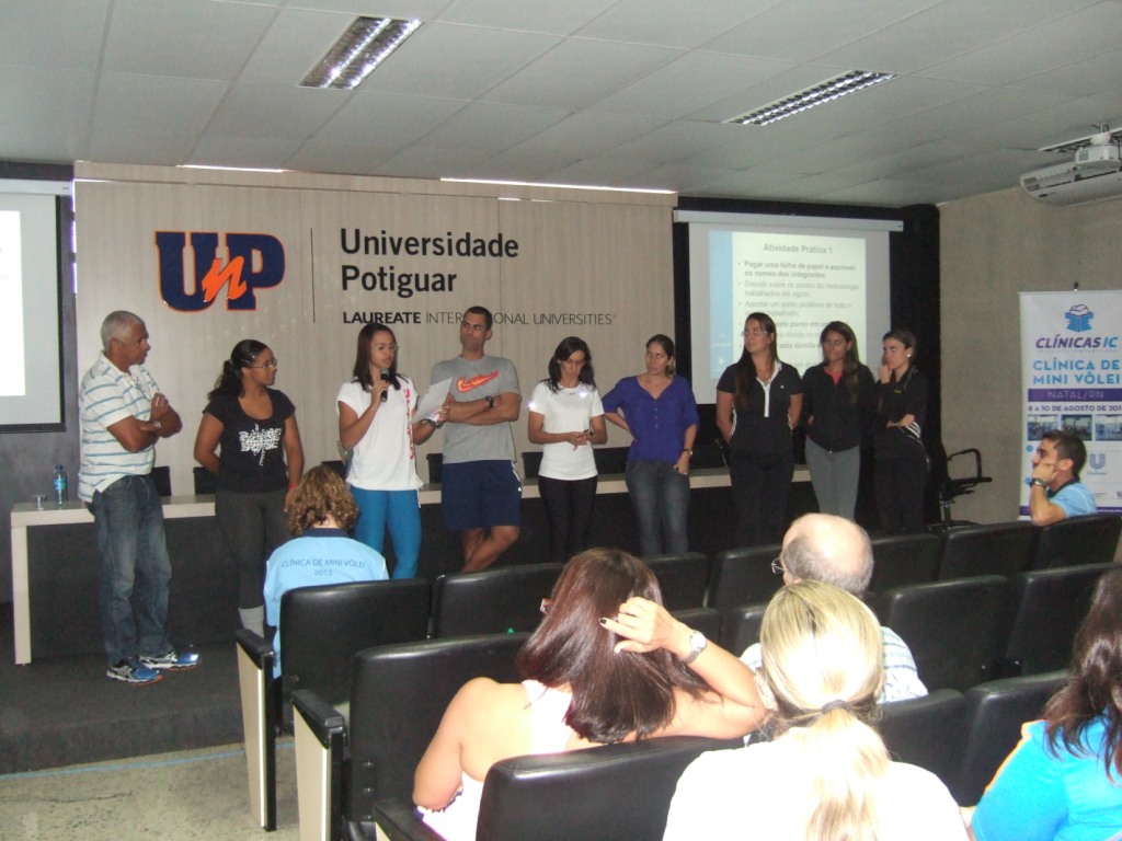 Participantes apresentam trabalho em grupo.