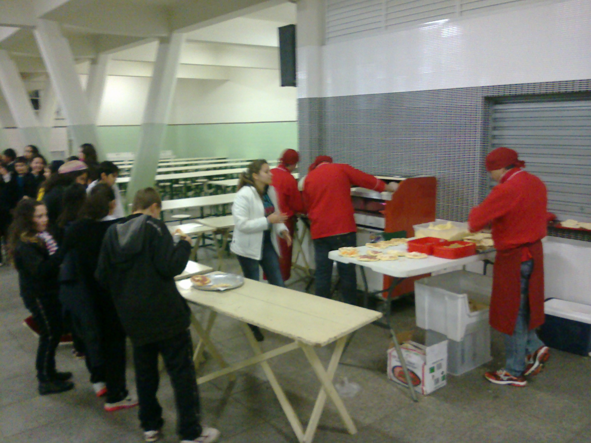 Confraternização: Após a sessão cinema, alunos se reúnem para saborear mini pizzas.