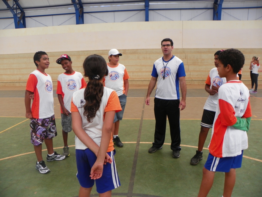 Alunos formam rodas de integração.