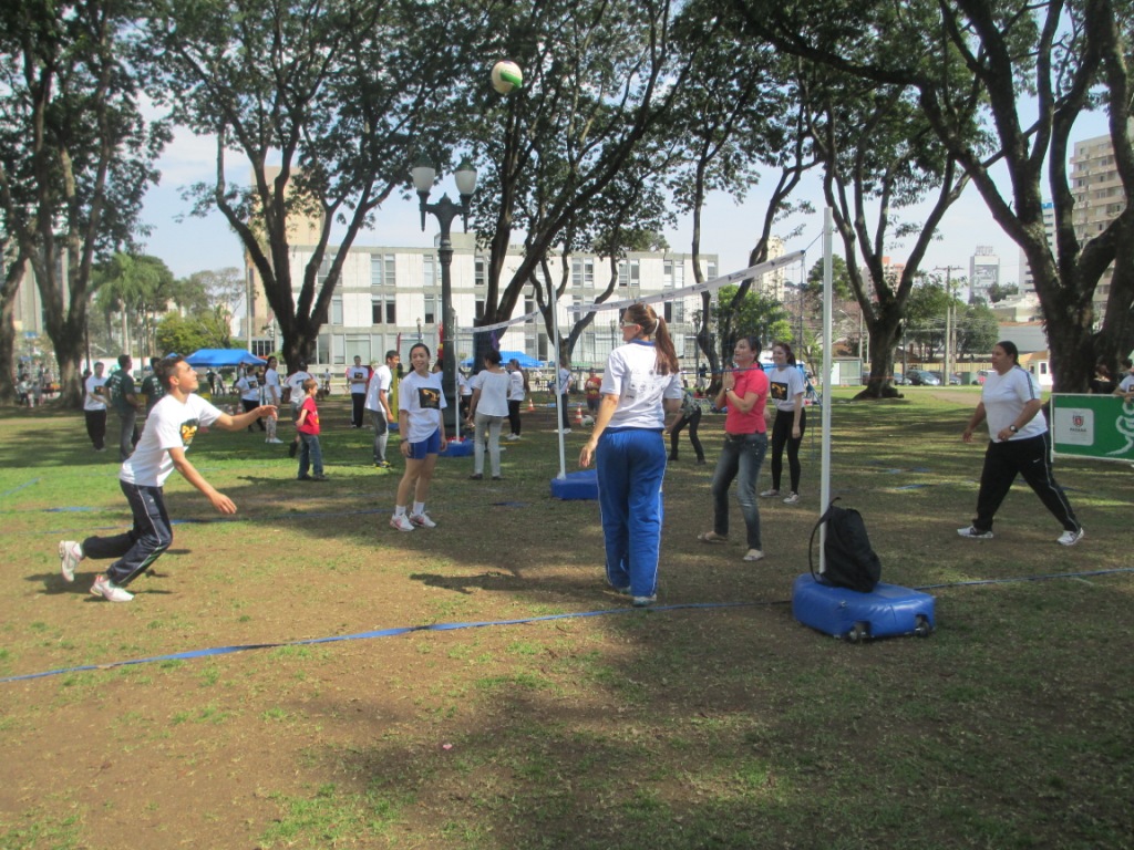 Participantes da comemoração ao Dia do Profissional de Educação Física praticam voleibol com os professores e estagiários do projeto Núcleos de Iniciação ao Voleibol no Paraná.