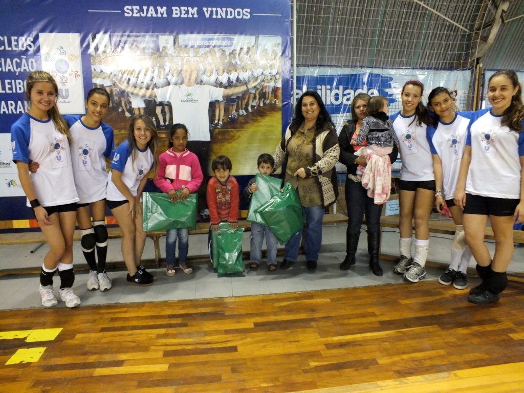 Crianças recebem presentes durante festival de minivôlei no Núcleo Central.