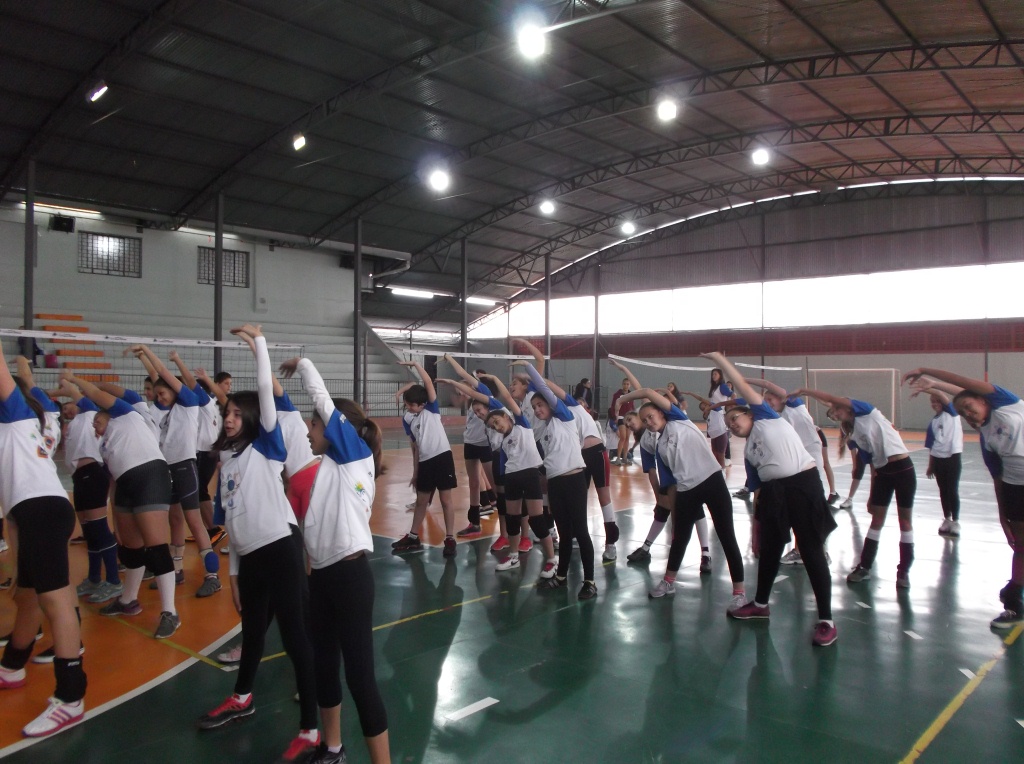 Festival de minivôlei inicia com aquecimento no Núcleo Campo Largo/PR.
