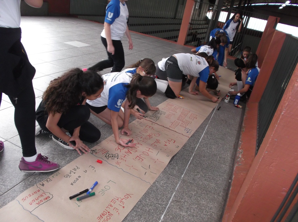 Alunos se organizam e confeccionam cartaz sobre os valores cooperação, responsabilidade, respeito e autonomia.