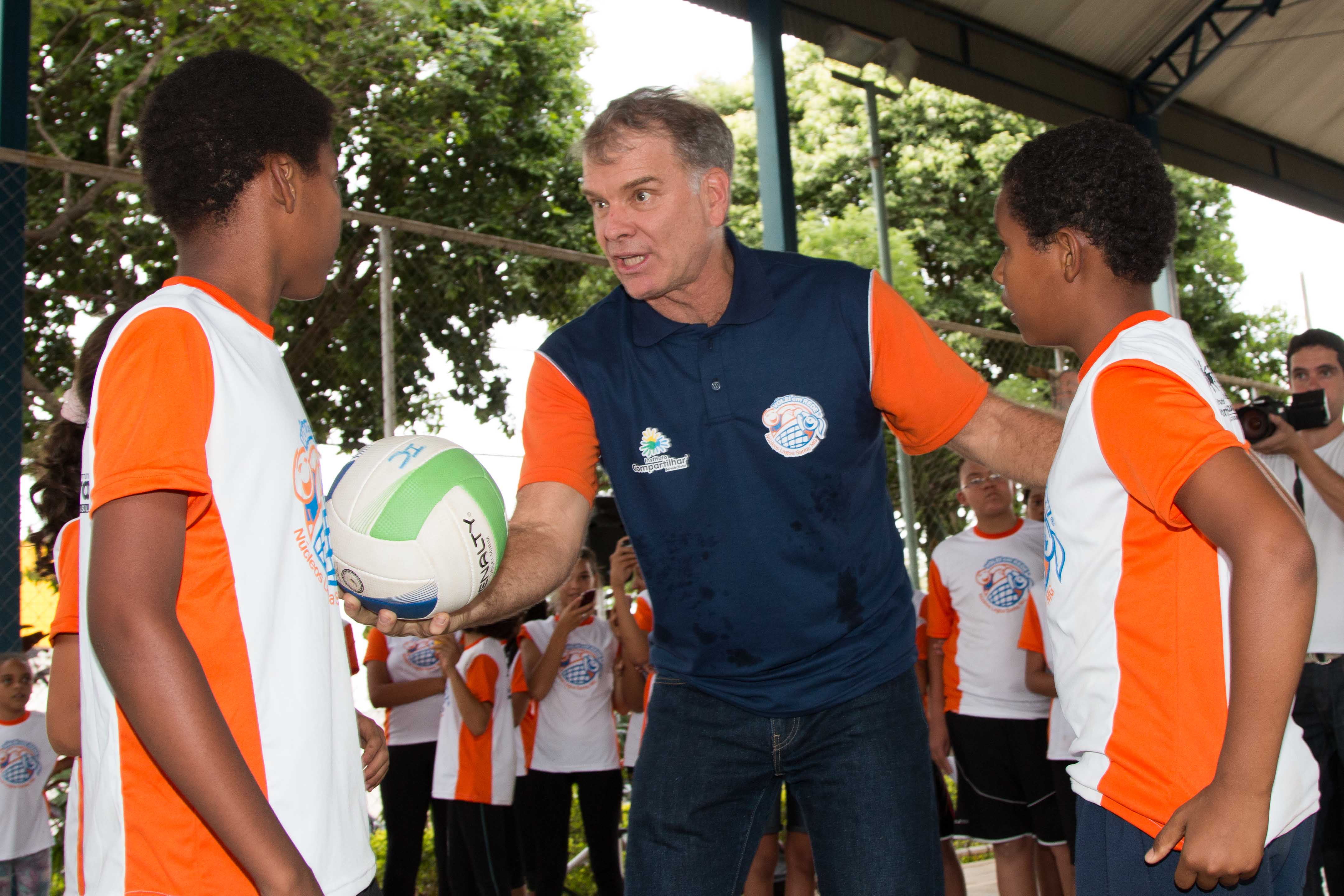 Atentos, alunos recebem dicas de voleibol do técnico Bernardinho. Foto: Lívia Azevedo