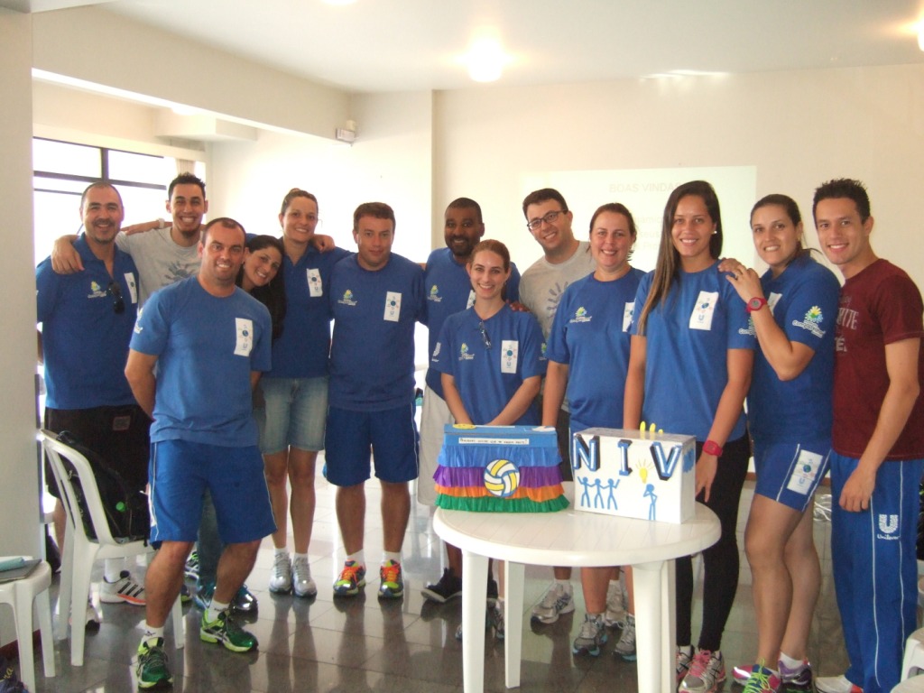 Gabriel (à dir.) e Alessandra (segunda da dir. p/ esq.) participam da primeira semana pedagógica como professores, junto à equipe do Núcleo Central – Curitiba/PR, em janeiro de 2014.