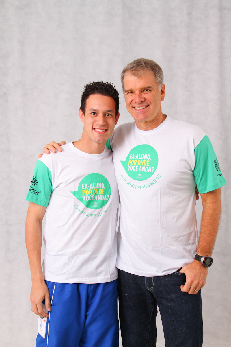 Apaixonado por voleibol, Gabriel aproveita o momento ao lado do ídolo Bernardinho, durante campanha realizada pelo Instituto Compartilhar em 2013: “Ex-aluno, por onde você anda?”.