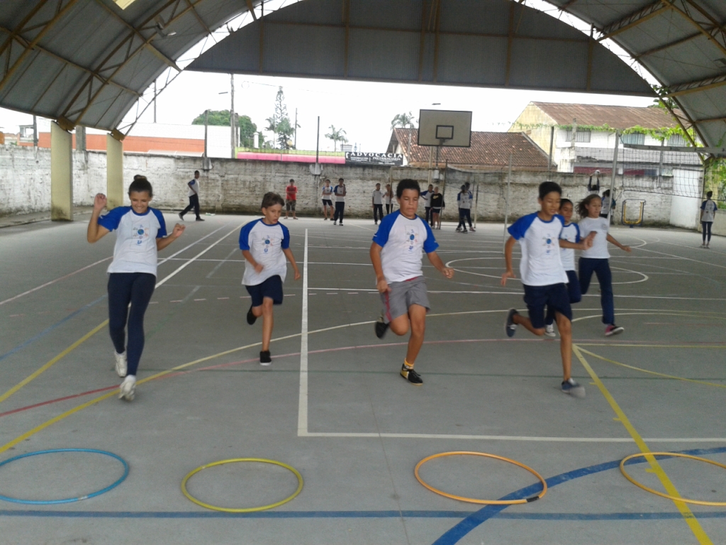 Ao sinal “Coelhinho sai da toca 1, 2, 3!”, crianças e adolescentes tentam alcançar as “tocas” e se divertem.