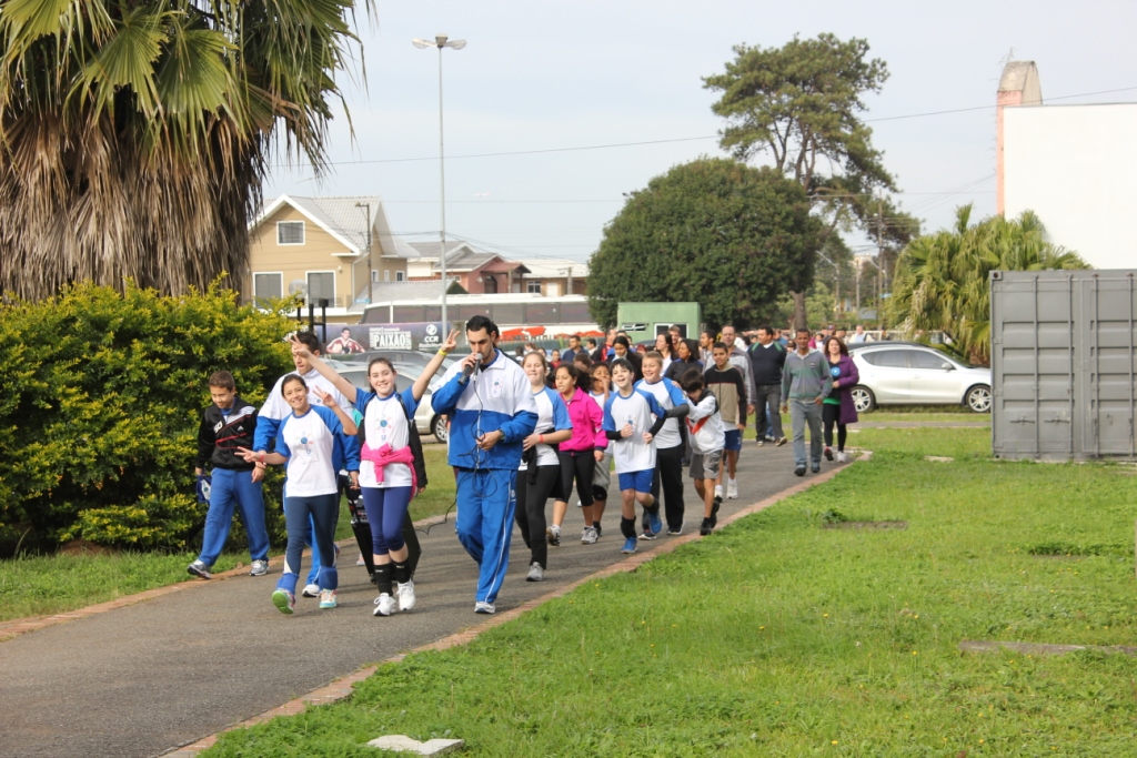 Durante caminhada, participantes param quatro vezes para receberem informações sobre saúde.
