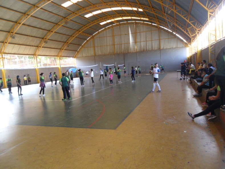 Alunos do projeto e da escola se divertem juntos em várias quadras de minivôlei montadas no dia 27 de agosto.