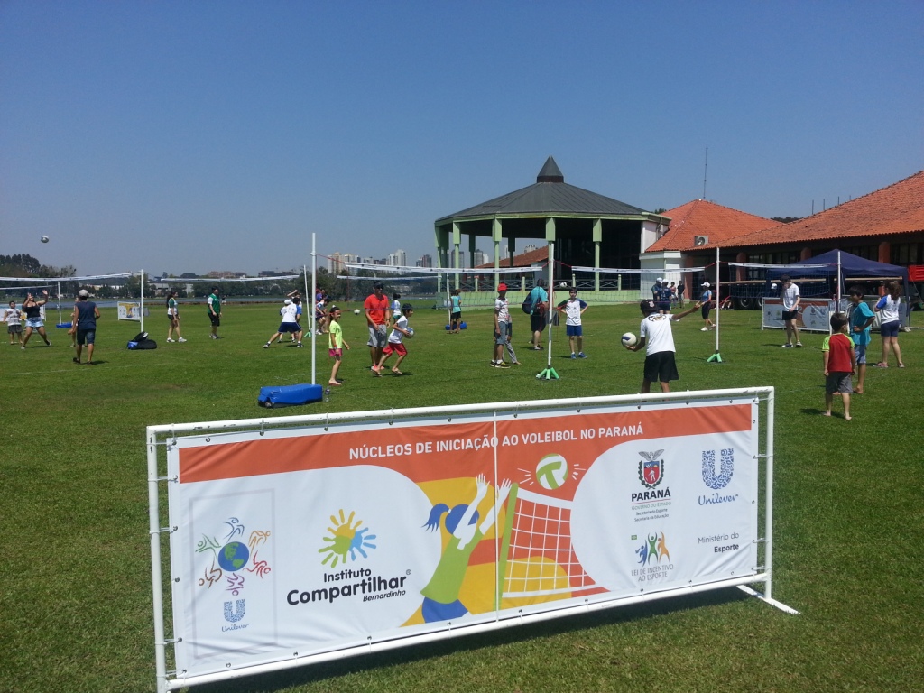 População aproveita dia de sol e calor para bater uma bolinha nas quadras montadas no Parque Barigui. População aproveita dia de sol e calor para bater uma bolinha nas quadras montadas no Parque Barigui.