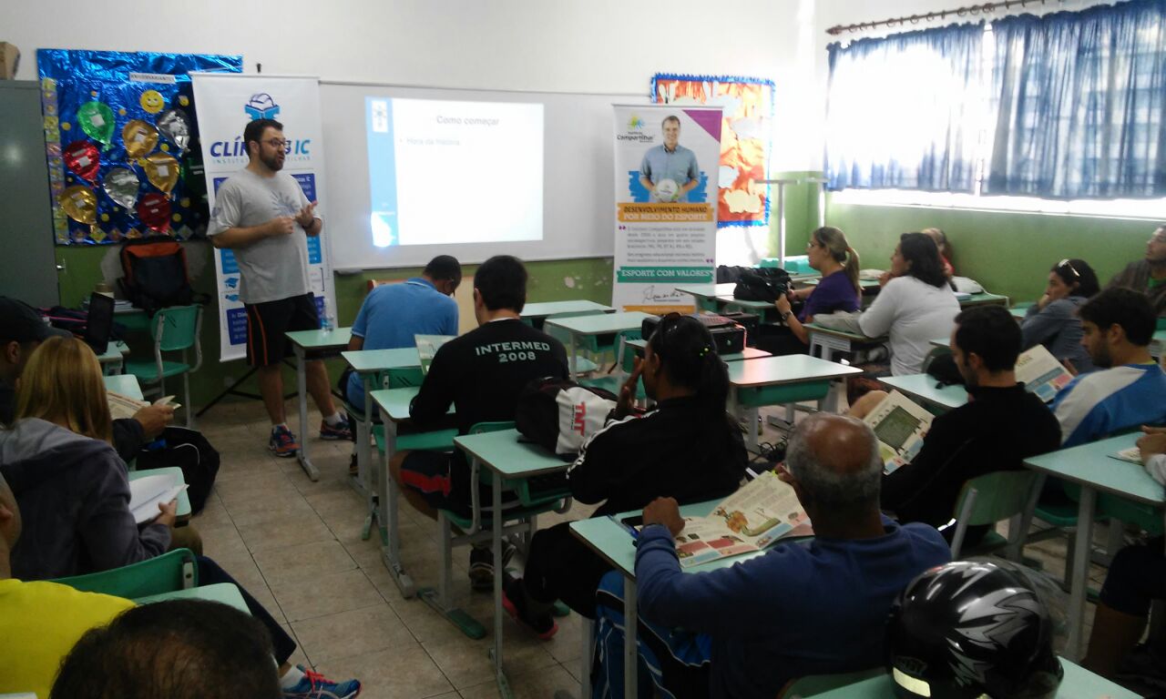 O analista de projetos, Vinícius Petrunko, ministra aula teórica no período da manhã do dia 28 de abril.