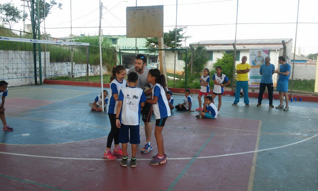 Alunos do projeto Vôlei em Rede do Núcleo Cidade Nova participam das atividades práticas da Metodologia Compartilhar de Iniciação ao Voleibol.