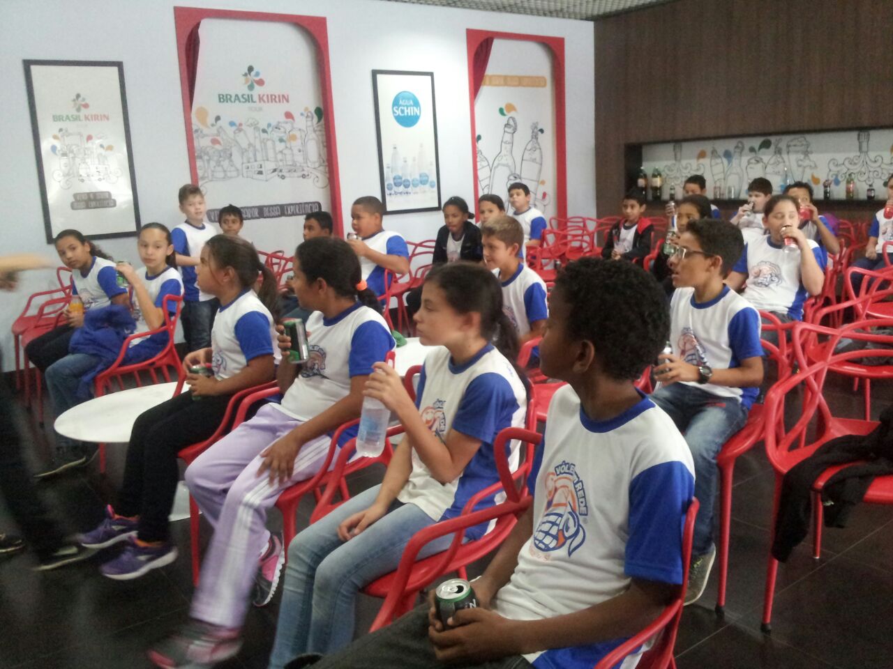 Crianças e adolescentes dos Núcleos Itu/SP aprendem muito na visita à fábrica da Brasil Kirin, conhecem as instalações internas e o processo de produção de refrigerantes.