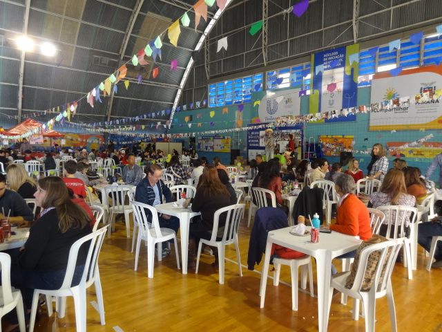 Gimnasio está lleno de gente: los estudiantes y sus familias tengan una tarde agradable y agradable juntos.