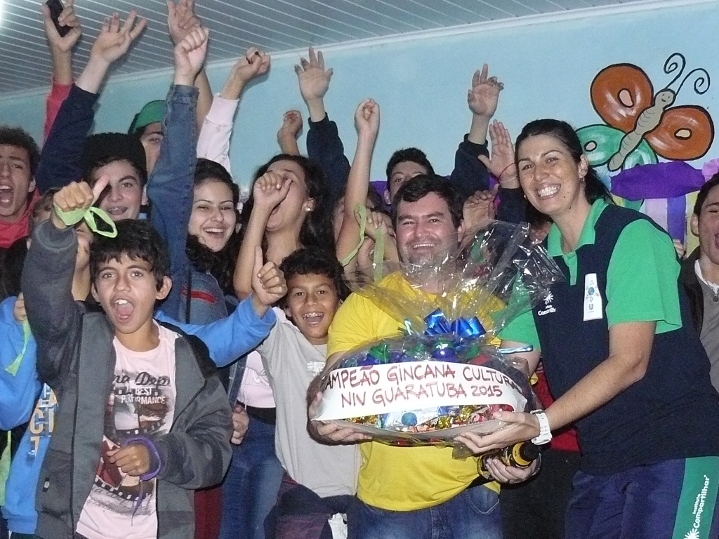 Teams champions are awarded squezees and mochilinhas Initiation Centers project to Volleyball in Paraná, the school fanfare t-shirts and many sweets.