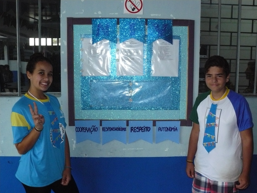 Estudiantes de diseño decoran la universidad con Festival de junio de banderas, con valores considerados importantes para la vida ciudadana.