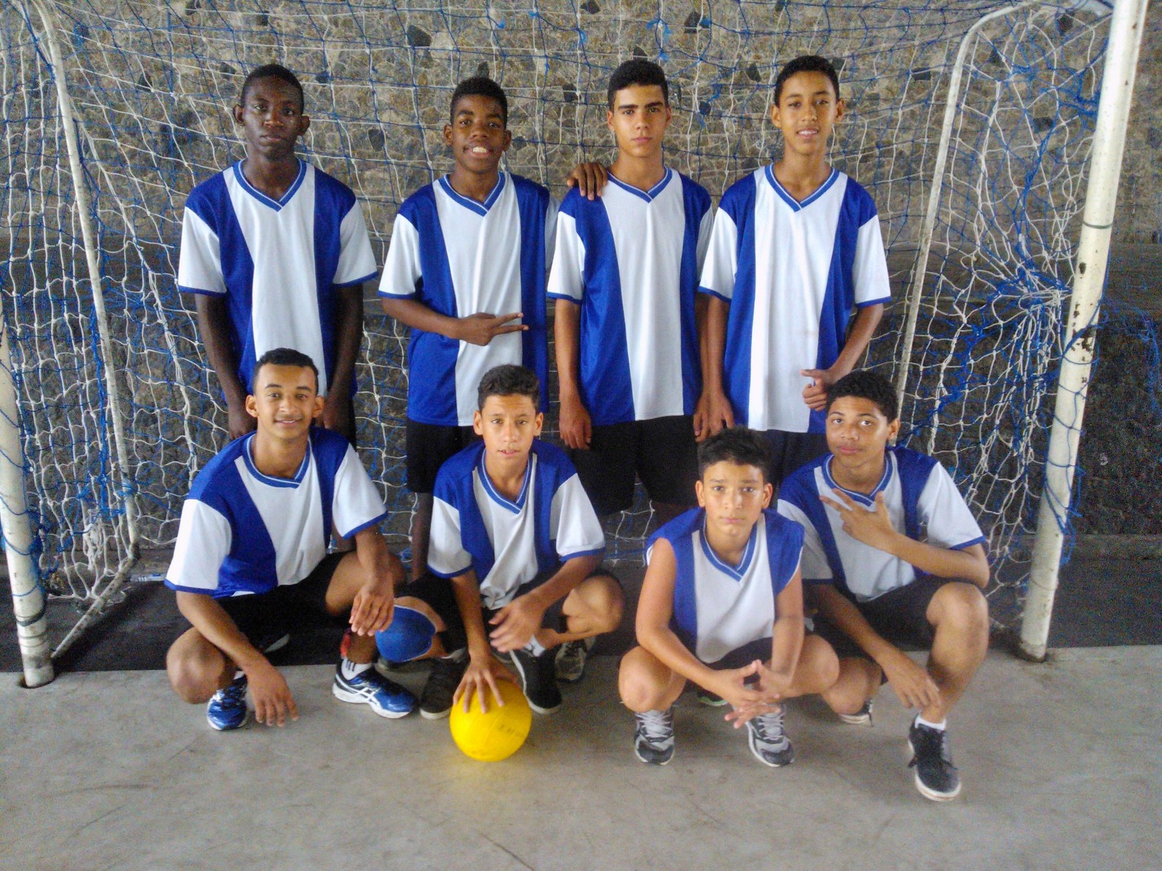 Alunos do projeto Vôlei em Rede representam a Escola Municipal Ceará na modalidade voleibol nos Jogos Estudantis 2015.