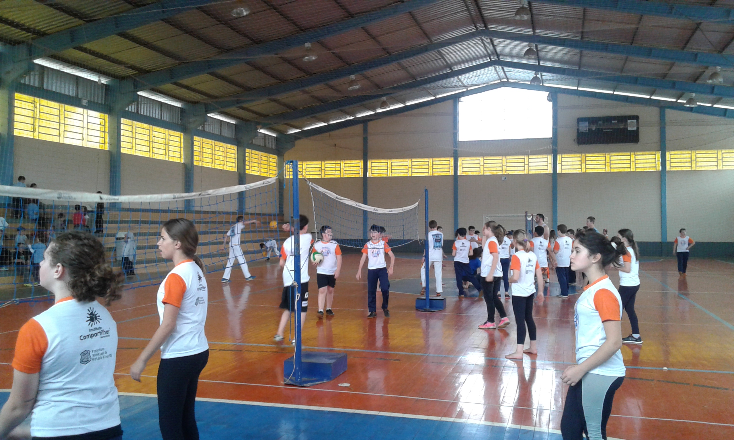Alunos do Núcleo Protásio Alves /RS, do projeto Vôlei em Rede, mostram um pouco do que aprendem durante as aulas de minivôlei.