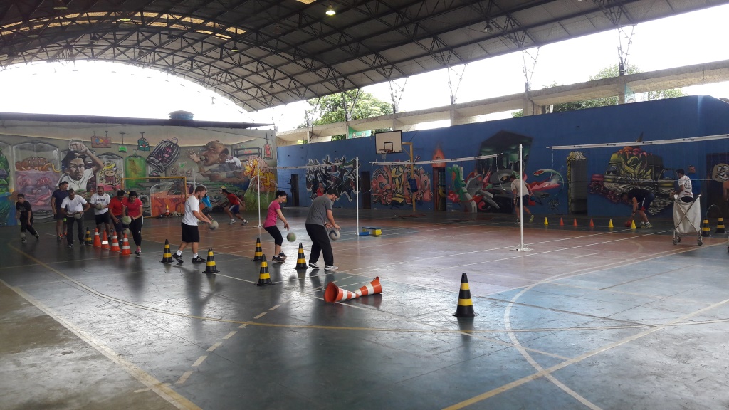 Oficina de minivôlei põe participantes para praticarem as atividades e sentirem como são algumas delas.