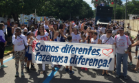 Participantes do evento carregam faixas com mensagens de carinho aos portadores da síndrome.