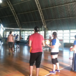 Acadêmicos de educação física da Faculdade Dom Bosco, em Curitiba, conhecem Núcleo Central do projeto Núcleos de Iniciação ao Voleibol no Paraná e participam de atividades práticas durante as aulas de minivôlei.