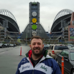 Analista de projetos do Instituto Compartilhar, Vinicius Petrunko, visita o estádio de futebol americano do time Seattle Seahawks.