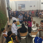 Estudantes de enfermagem da Universidade Potiguar realizam testes de glicose e pressão arterial durante celebração de Dia das Mães.