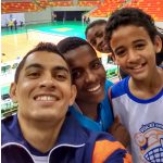 Professor Felipe Monteiro e alunos do Núcleo Vigário Geral/RJ assistem a partida de Goalball da Seleção Brasileira Masculina.
