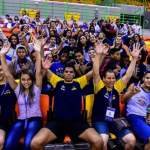 Alunos do Núcleo Taquara interagem e comemoram a partida com atletas da Seleção Brasileira de Goalball.