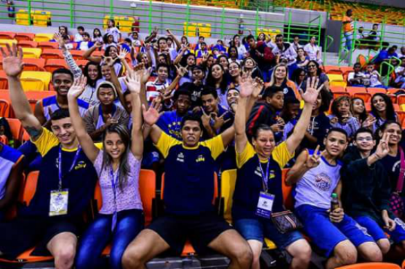 Alunos do Núcleo Taquara interagem e comemoram a partida com atletas da Seleção Brasileira de Goalball.