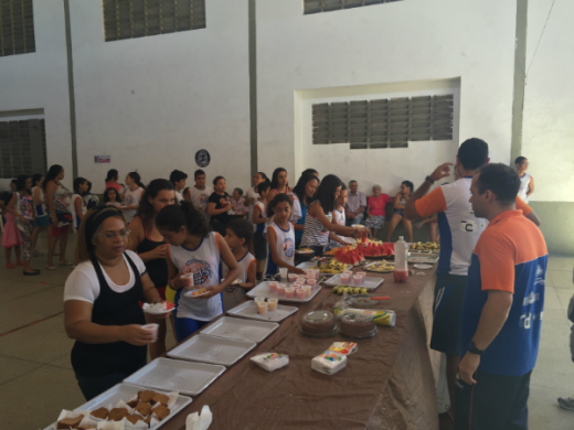 Professores organizam café da manha em homenagem as mães.