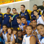 Atletas de Goalball participam de uma conversa informal com alunos e esclarecem dúvidas sobre suas rotinas diárias.